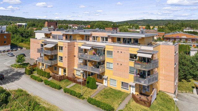 Bygget er oppført med bærende konstruksjoner og etasjeskillere i betong.