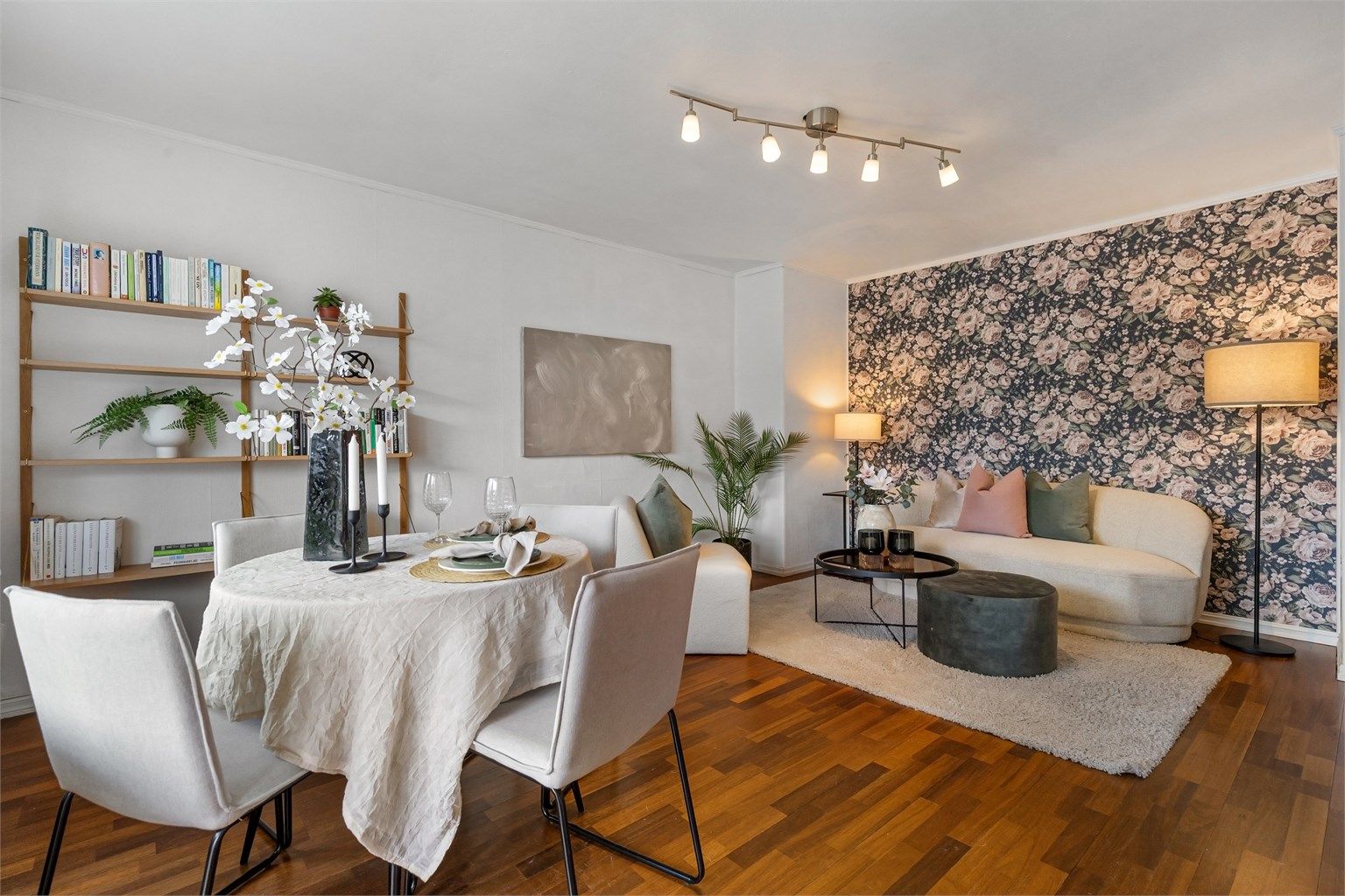 Stuen har parkett på gulv og god plass til både spisebord og sofagruppe.