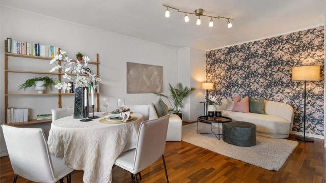 Stuen har parkett på gulv og god plass til både spisebord og sofagruppe.