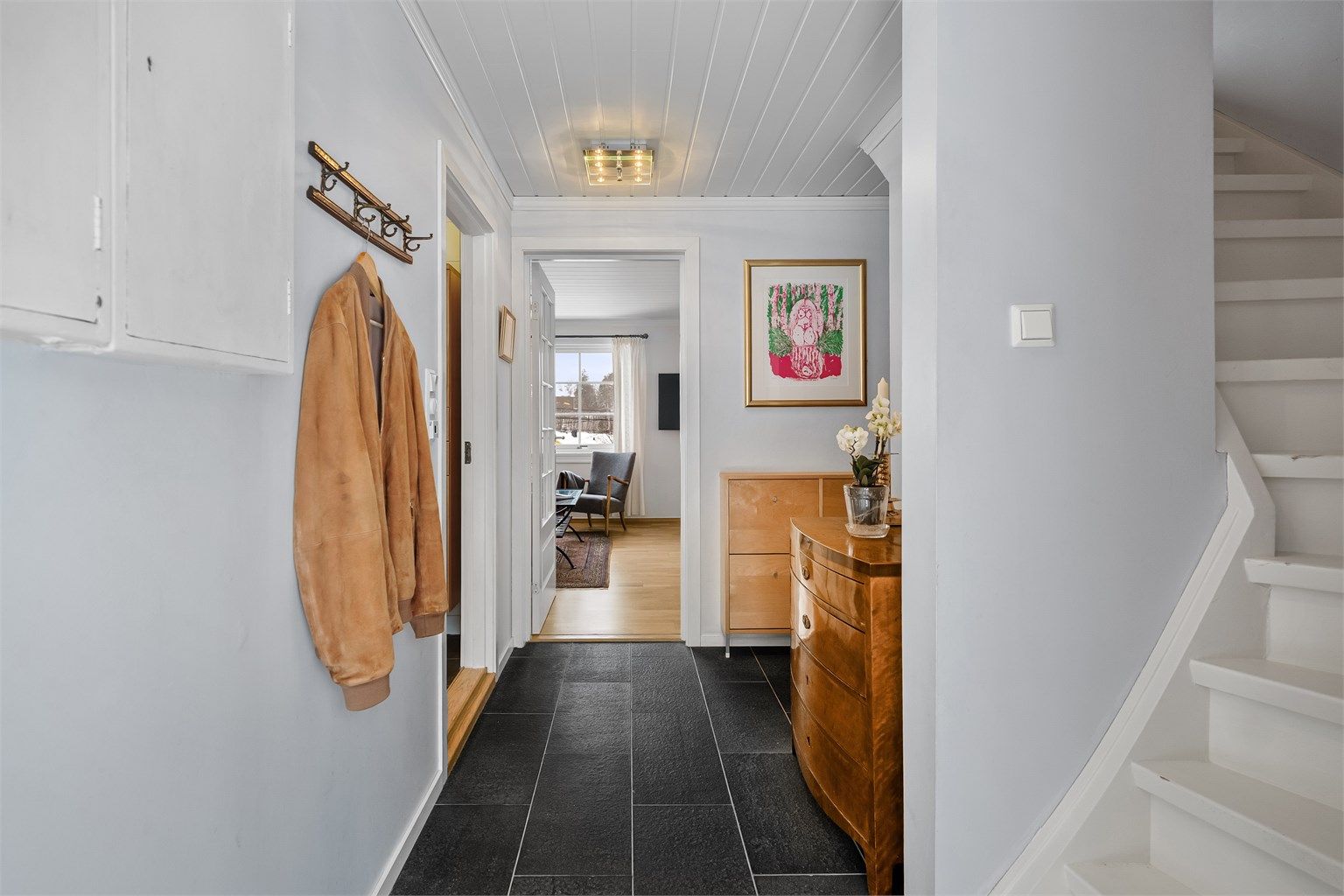 I første etasje møtes du av en innbydende entré med flislagt gulv og behagelig gulvvarme.