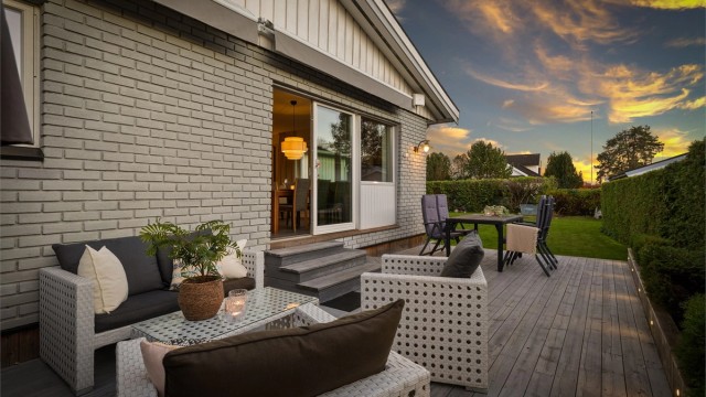 Velkommen til Lindäckveien 35 - En solrik og pen vertikaldelt tomannsbolig | Barnevennlig | Tilbaketrukket fra vei