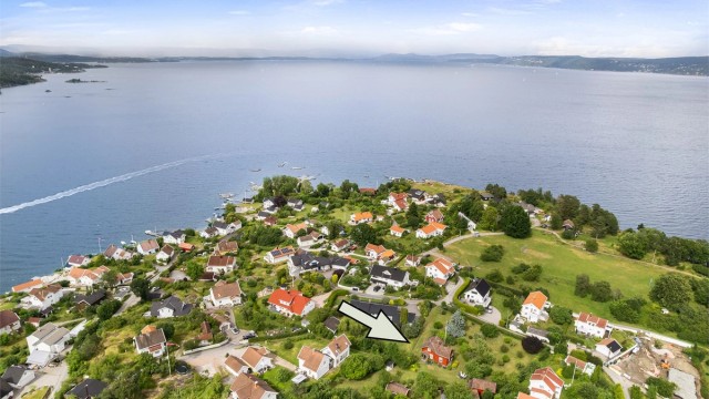 Eiendommen er markert med pil.
