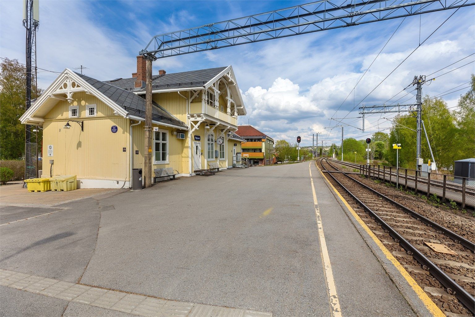 Fra Fetsund stasjon, ca. 8 minutter unna, tar toget deg til Oslo S.