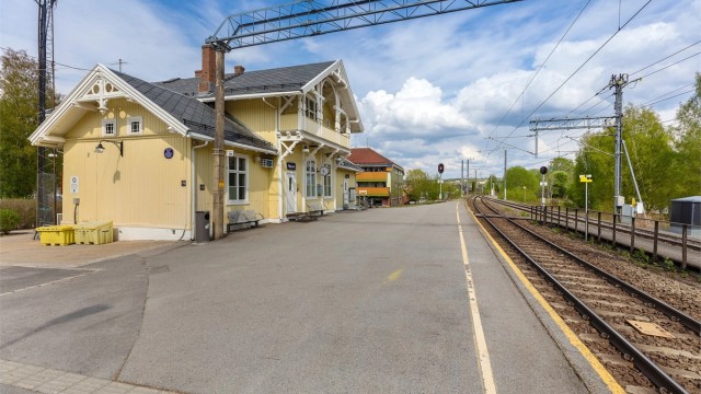 Fra Fetsund stasjon, ca. 8 minutter unna, tar toget deg til Oslo S.