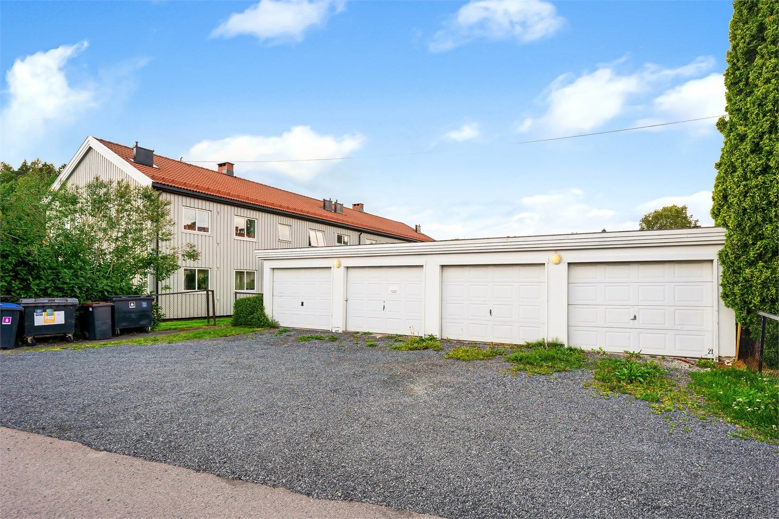 Boligselskapet disponerer ca. 50 parkeringsplasser som er til fri benyttelse til beboerne. Det er elbillader på felles parkeringsplass. Garasjeplass også kan leies av boligselskapet etter ventelister
