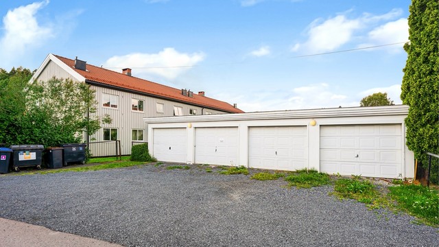 Boligselskapet disponerer ca. 50 parkeringsplasser som er til fri benyttelse til beboerne. Det er elbillader på felles parkeringsplass. Garasjeplass også kan leies av boligselskapet etter ventelister