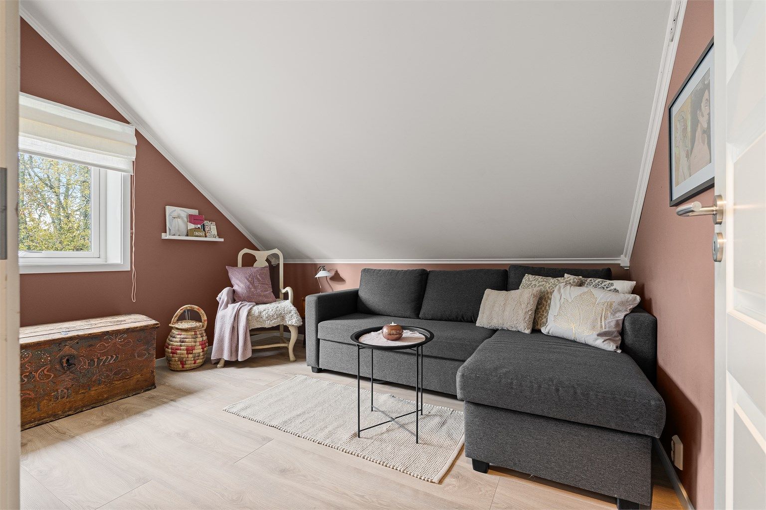 Sittekrok under skråtaket i stuen i andre etasje.
