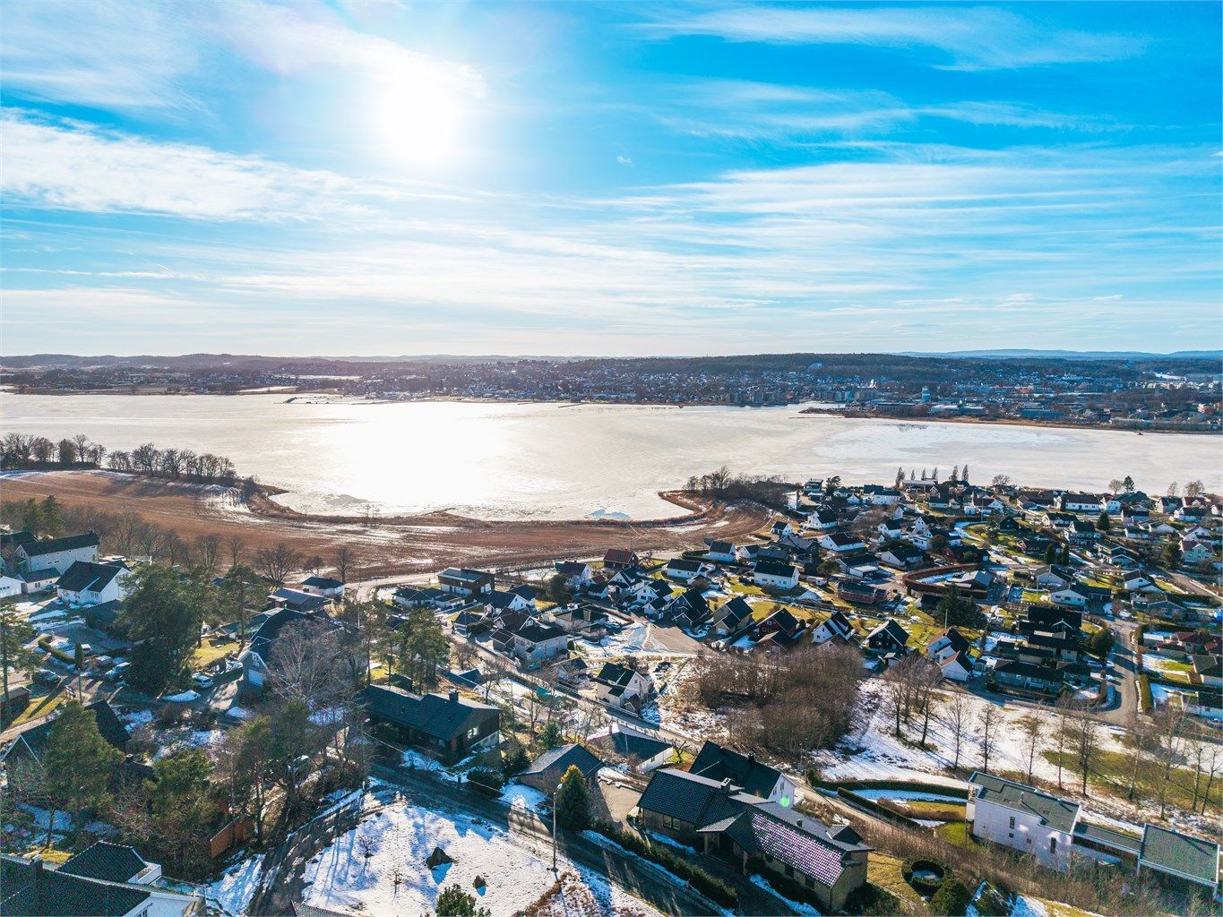 Høyt og frittliggende beliggenhet med storslått utsyn over fjorden og Råel-området.