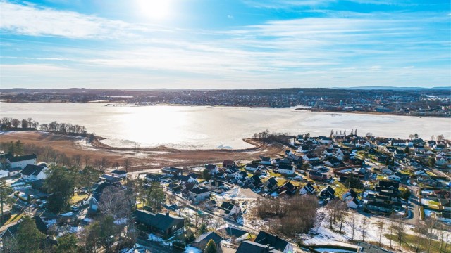 Høyt og frittliggende beliggenhet med storslått utsyn over fjorden og Råel-området.