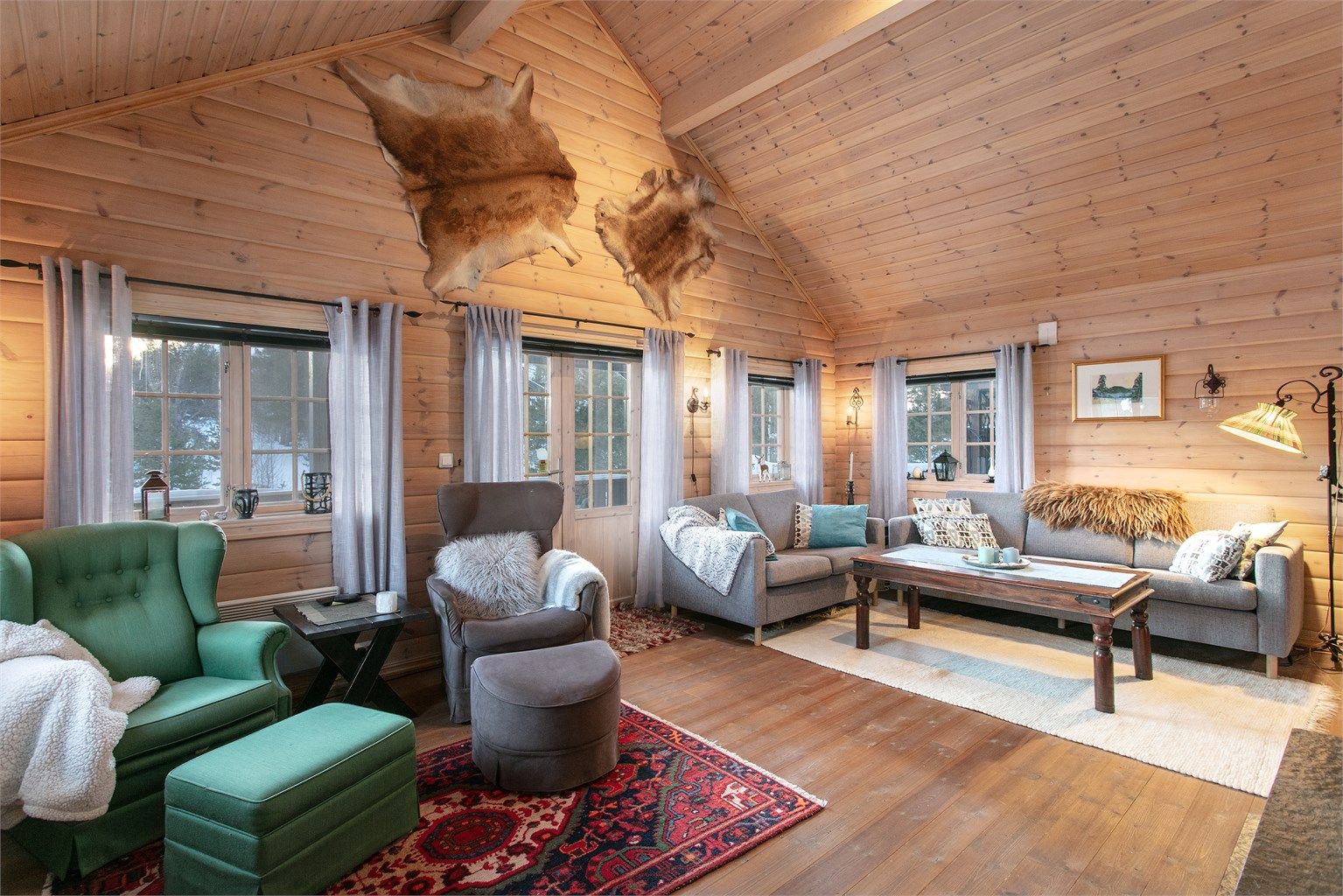 Stor og romslig stue i dels åpen løsning til kjøkken