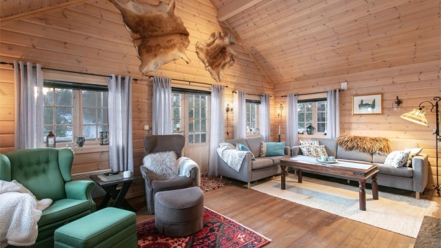 Stor og romslig stue i dels åpen løsning til kjøkken