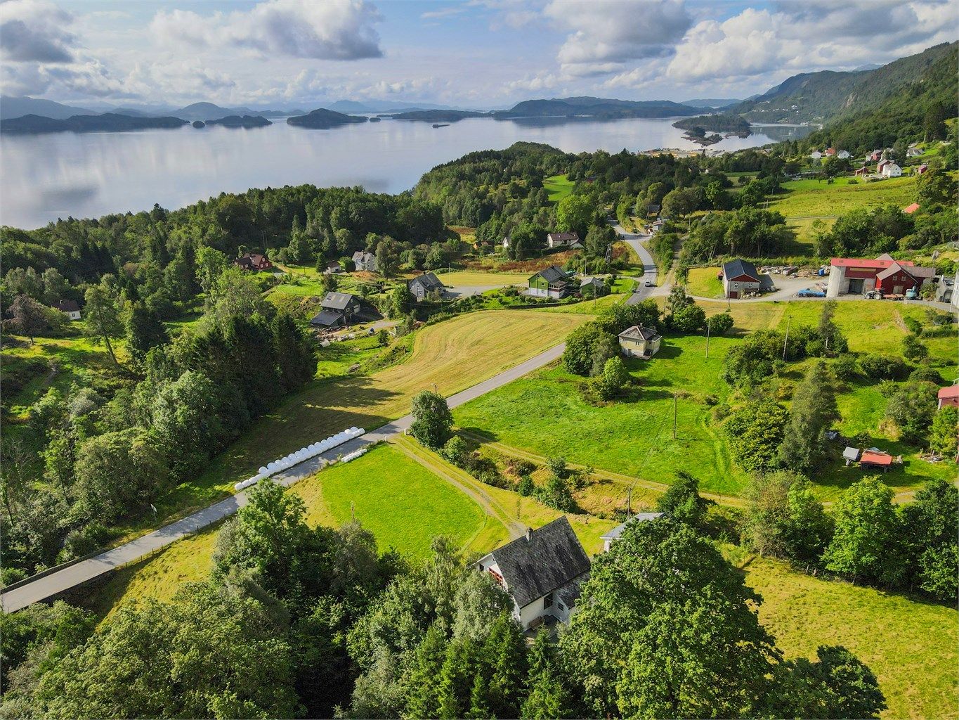 - Vakker beliggenhet mot hardangerfjorden -