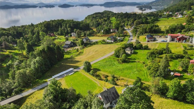 - Vakker beliggenhet mot hardangerfjorden -