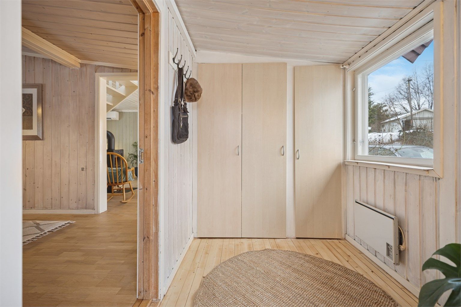 Plassbygde skap for oppbevaring