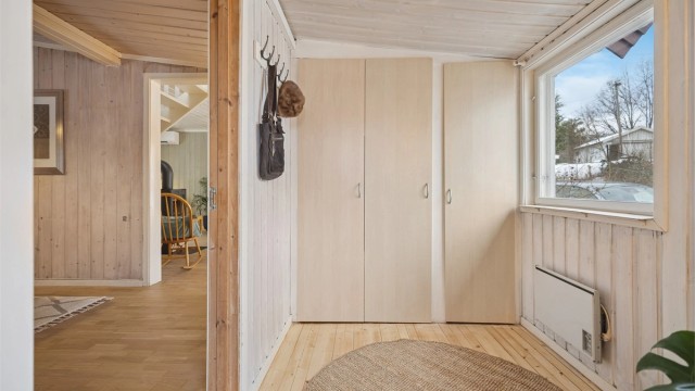 Plassbygde skap for oppbevaring