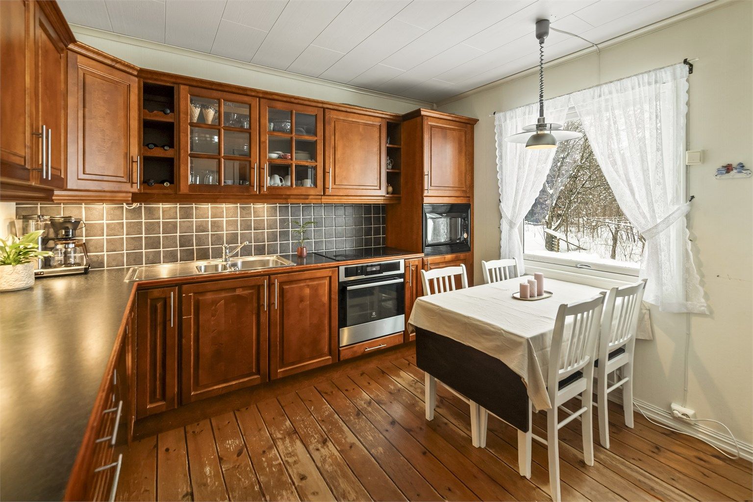 På kjøkkenet er det rikelig med både benkeplass og skapplass 