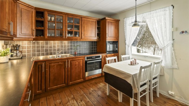 På kjøkkenet er det rikelig med både benkeplass og skapplass