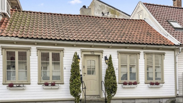 Velkommen til denne spennende leiligheten i Holbergs gate 17c- En leilighet som gir deg eneboligfølelsen midt i hjertet av byen. Boligen er presentert av Krogsveen v/ Camilla Wehus.