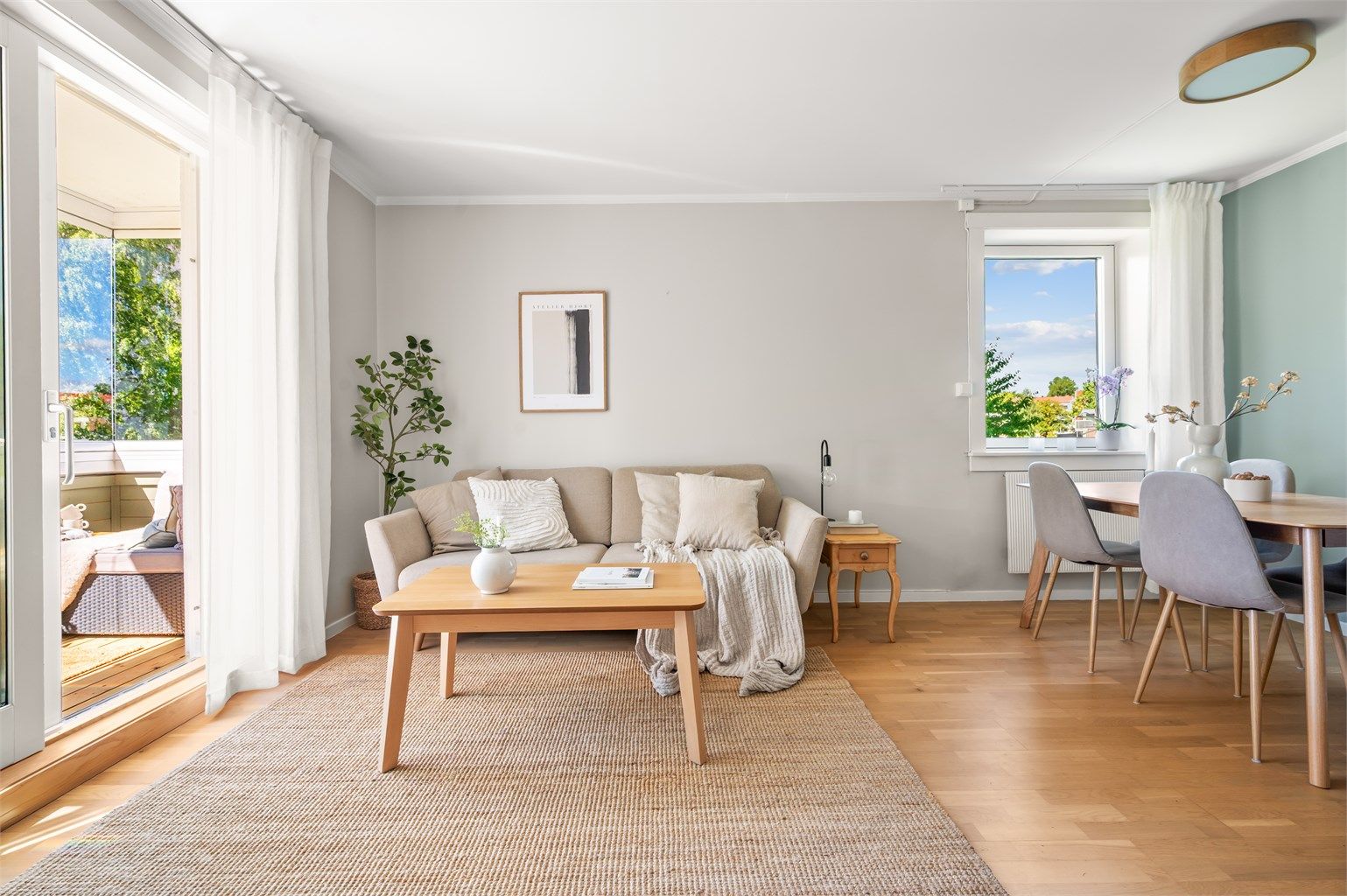 Hyggelig stue med god plass til både sofa og spisegruppe.