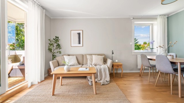 Hyggelig stue med god plass til både sofa og spisegruppe.