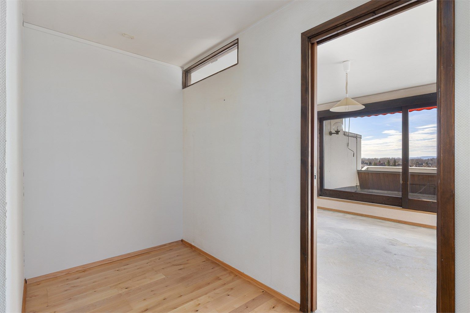 Det er god plass til garderobeskap for ekstra oppbevaring i gangen utenfor hovedsoverommet