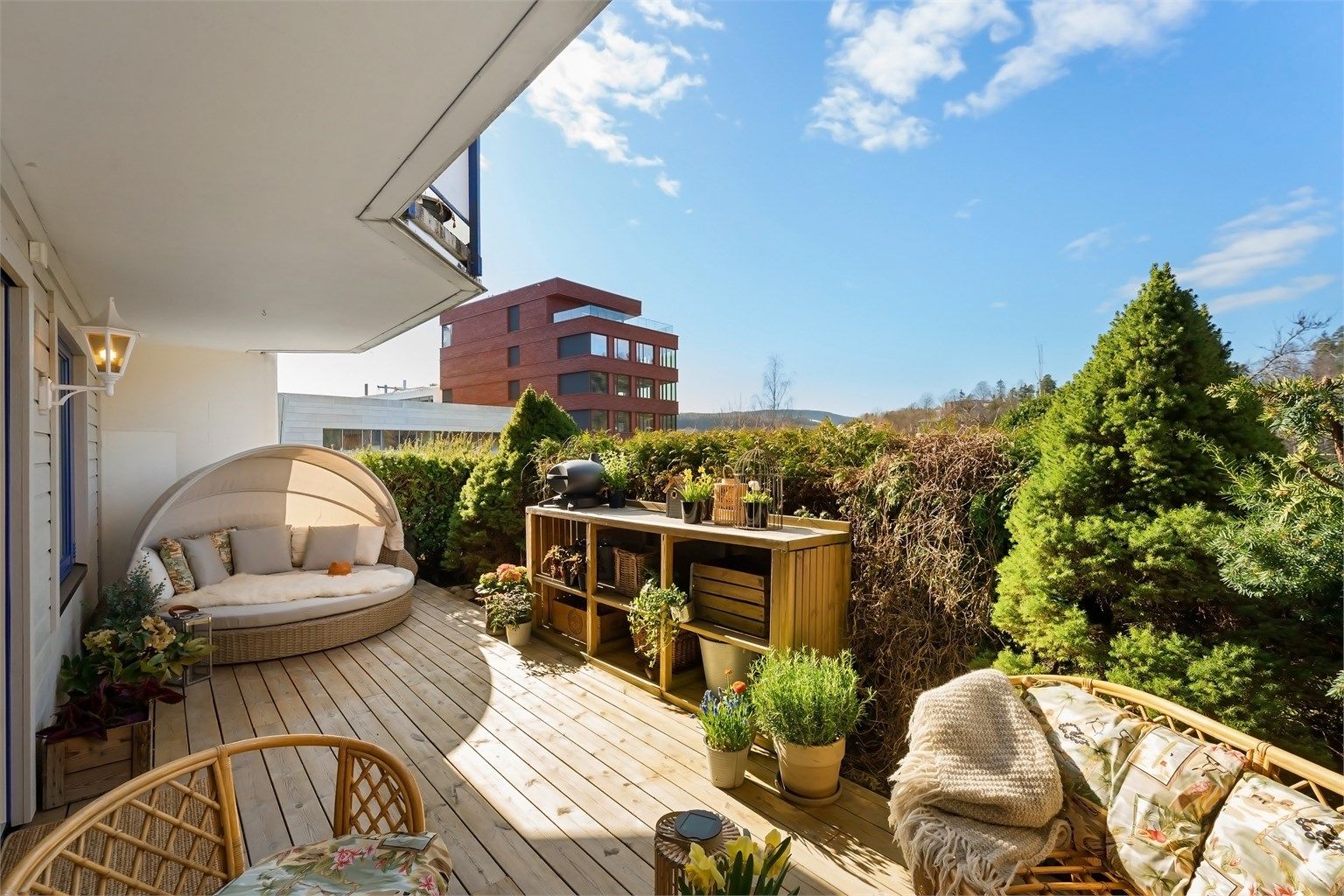 Velkommen til Lychesvingen 16 - en lys og romslig 2-roms med koselig, solrik markterrasse og garasjeplass i Sandvika