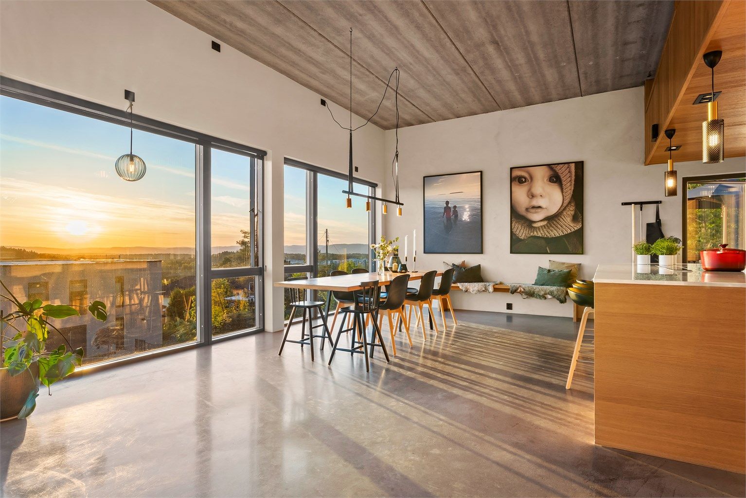 Hovedetasjen er fordelt med åpen stue- og kjøkkenløsning 