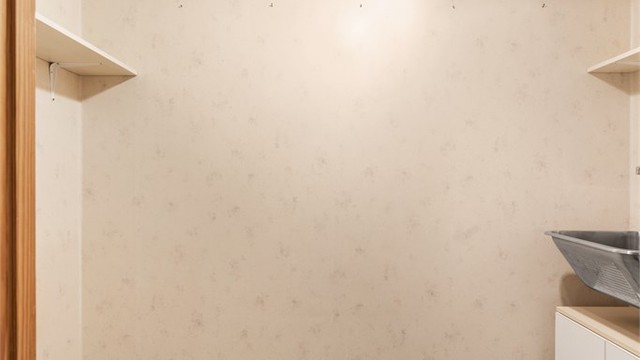 God plass til tørkestativ og oppbevaringshyller på vaskerommet.