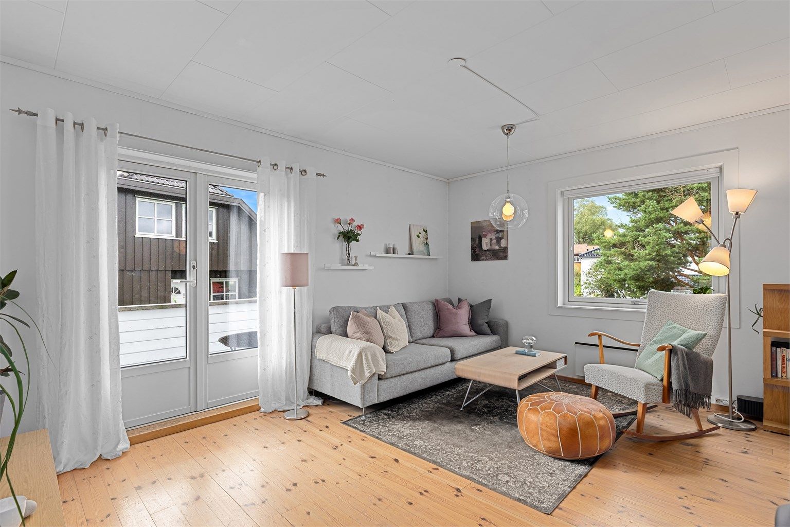 Vinduer på to sider gir godt med naturlig lys inn i rommet