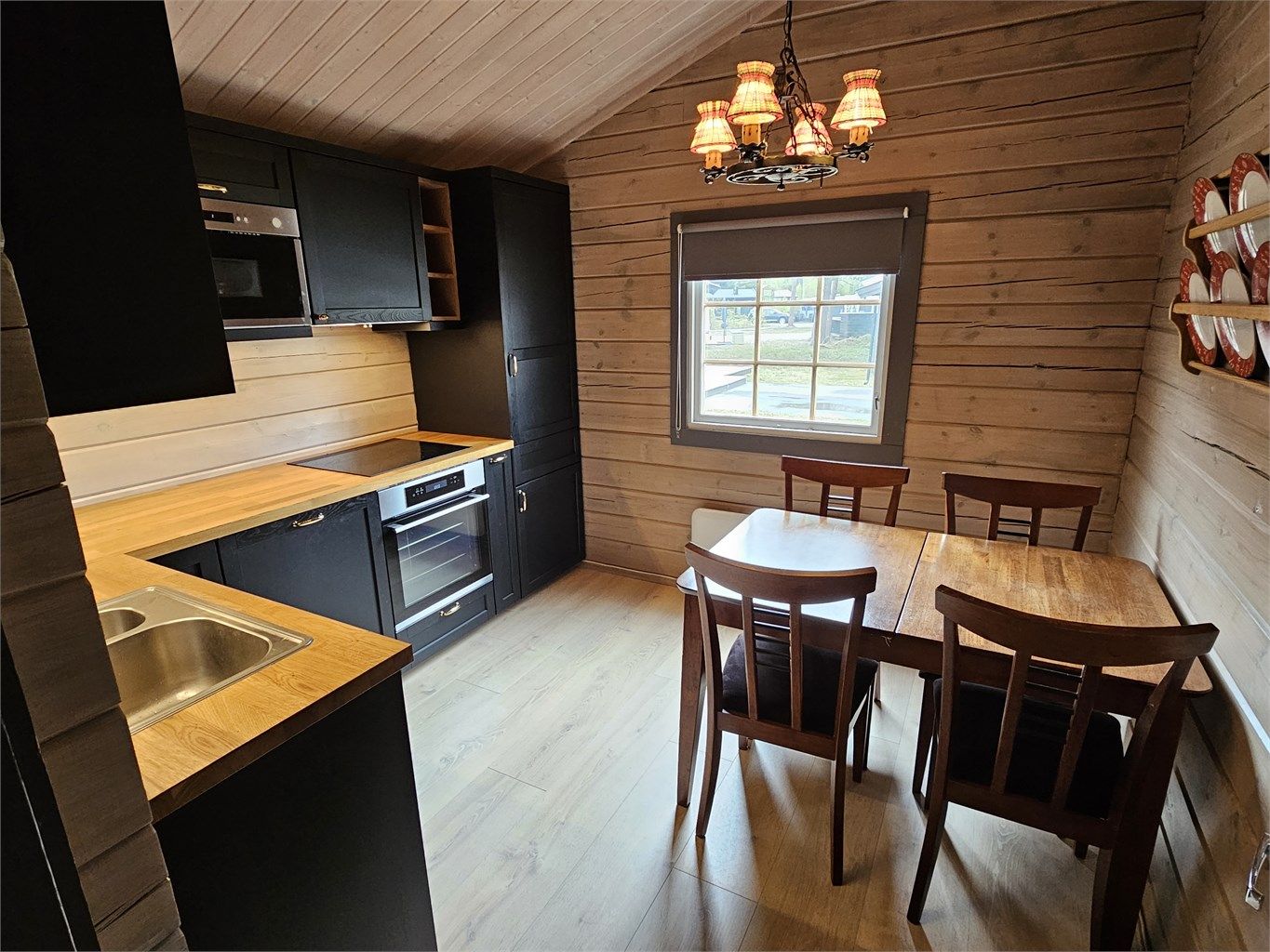 Kjøkkeninnredning fra Ikea med sorte profilerte fronter og benkeplate av heltre