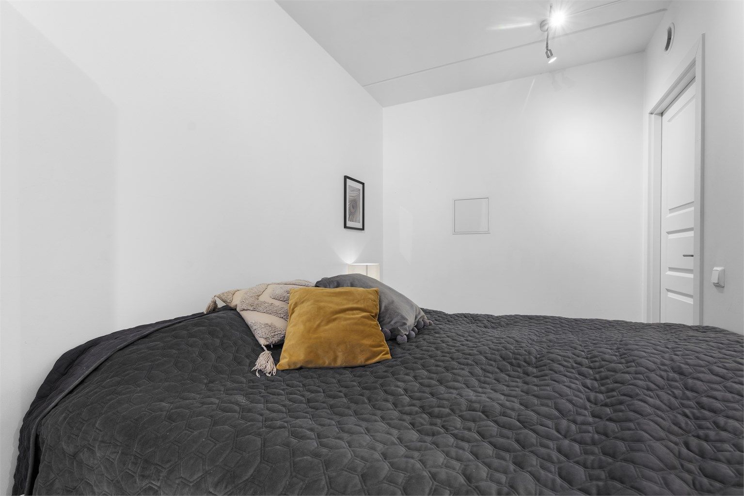 Et rolig og tilbaketrukket soverom som vender mot sameiets fellesareal.