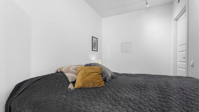 Et rolig og tilbaketrukket soverom som vender mot sameiets fellesareal.