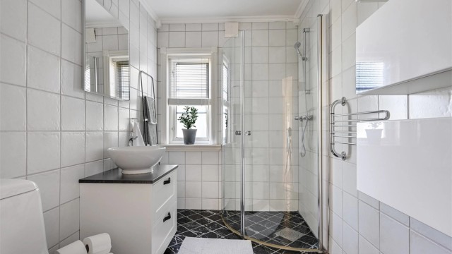 Badet i 1. etasje er flislagt og utstyrt med elektriske varmekabler i gulvet.