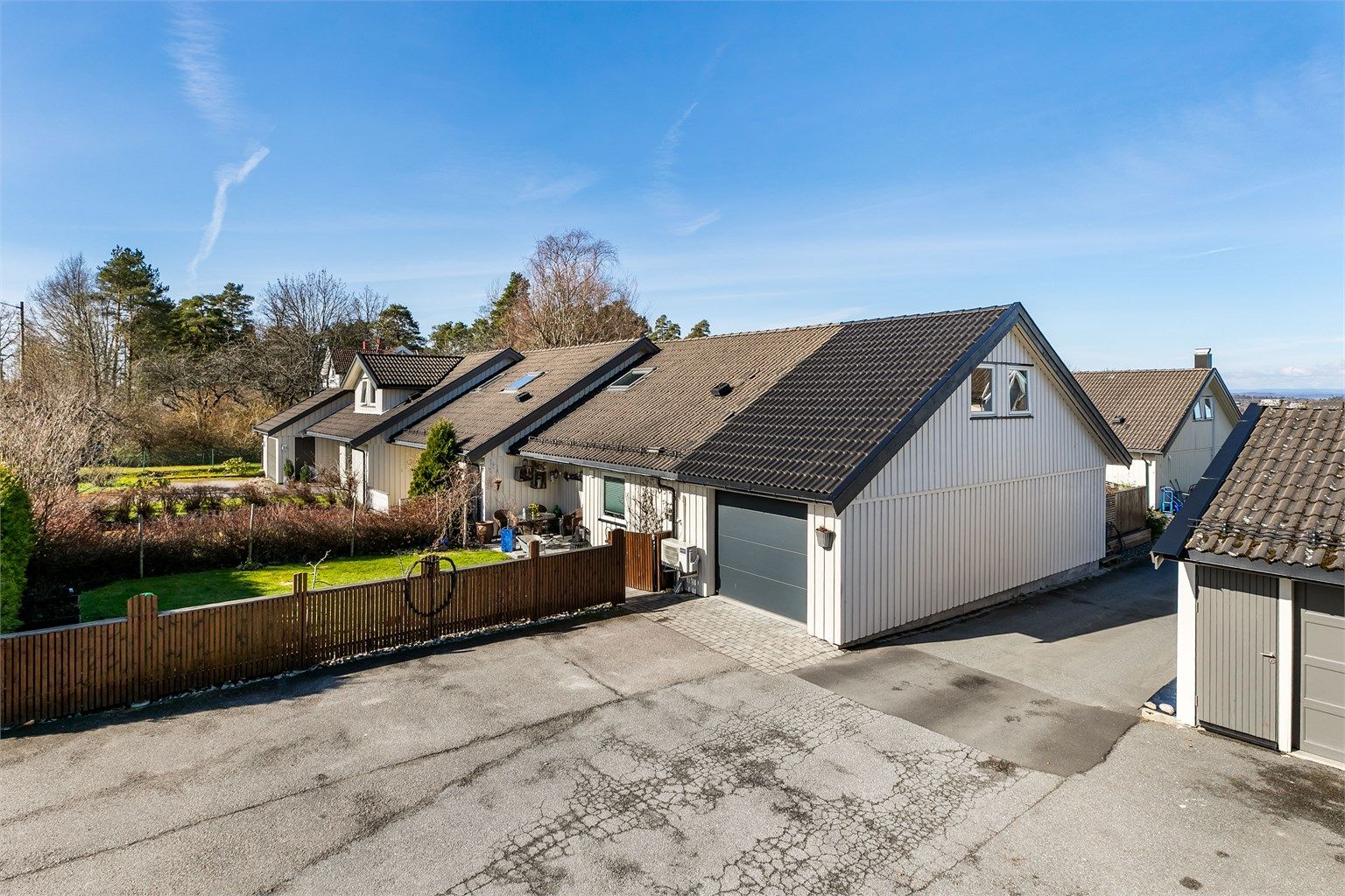 Både gårdsplassen og interne veier er asfaltert. Over gårdsplassen som er felles for sameiet er det adkomst også til husrekken innenfor.