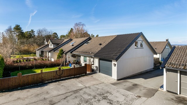 Både gårdsplassen og interne veier er asfaltert. Over gårdsplassen som er felles for sameiet er det adkomst også til husrekken innenfor.