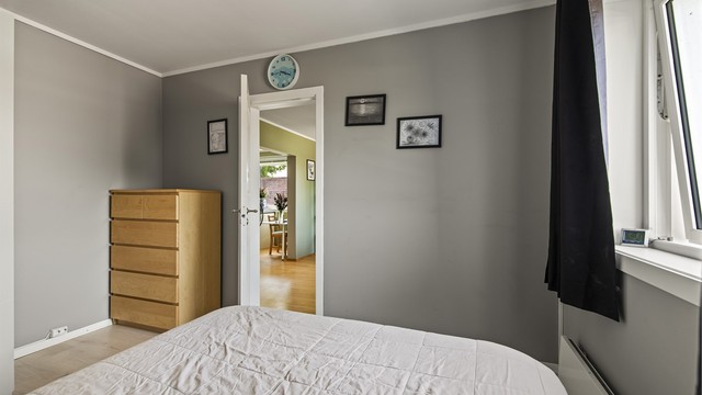 Rommet ligger praktisk til i hovedetasjen, adskilt fra stuen.