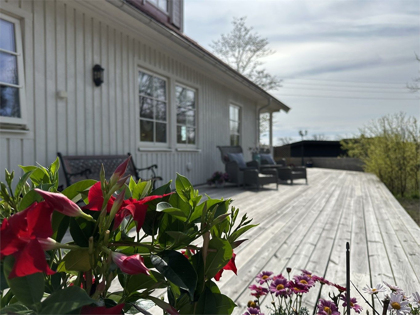 Terrasseplattingen er på hele 166 kvm og strekker seg rundt 3 sider av boligen. 