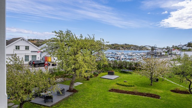 Her får man en sjelden kombinasjon av fredelige omgivelser, vakker natur og nærhet til sjøen, i et område kjent for sin ekte sommeridyll og maritime atmosfære.