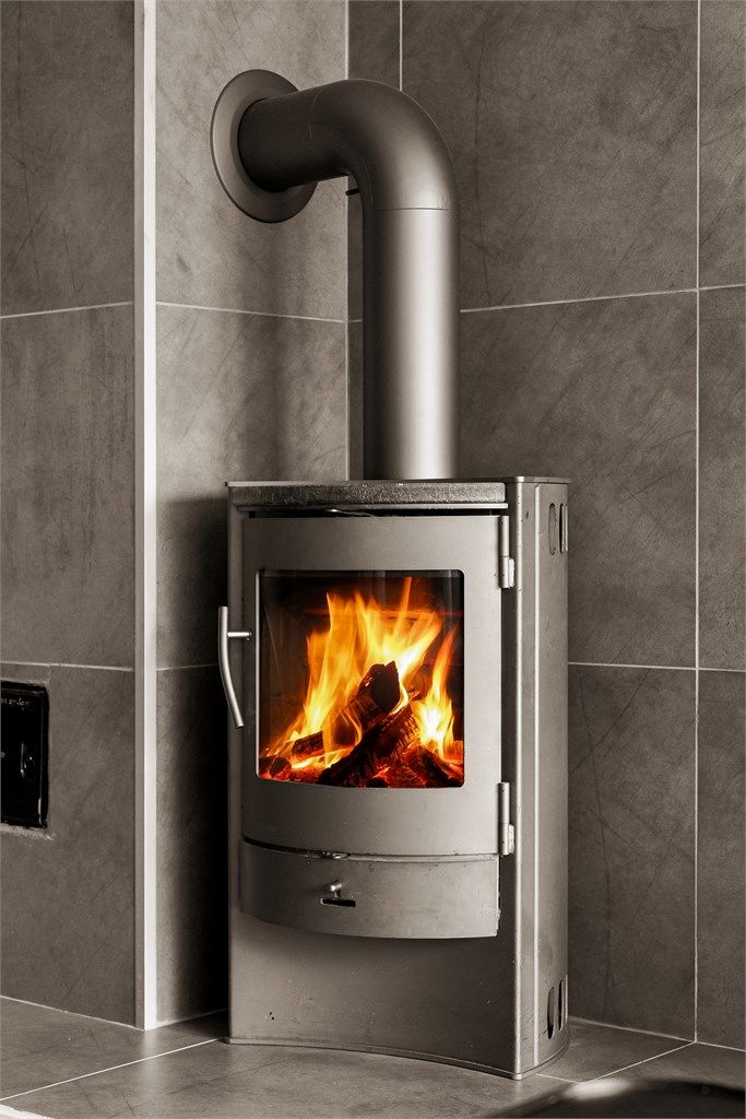 I underetasjen er det montert peisovn for varme og hygge på kjølige dager. Det er også montert varmepumpe.