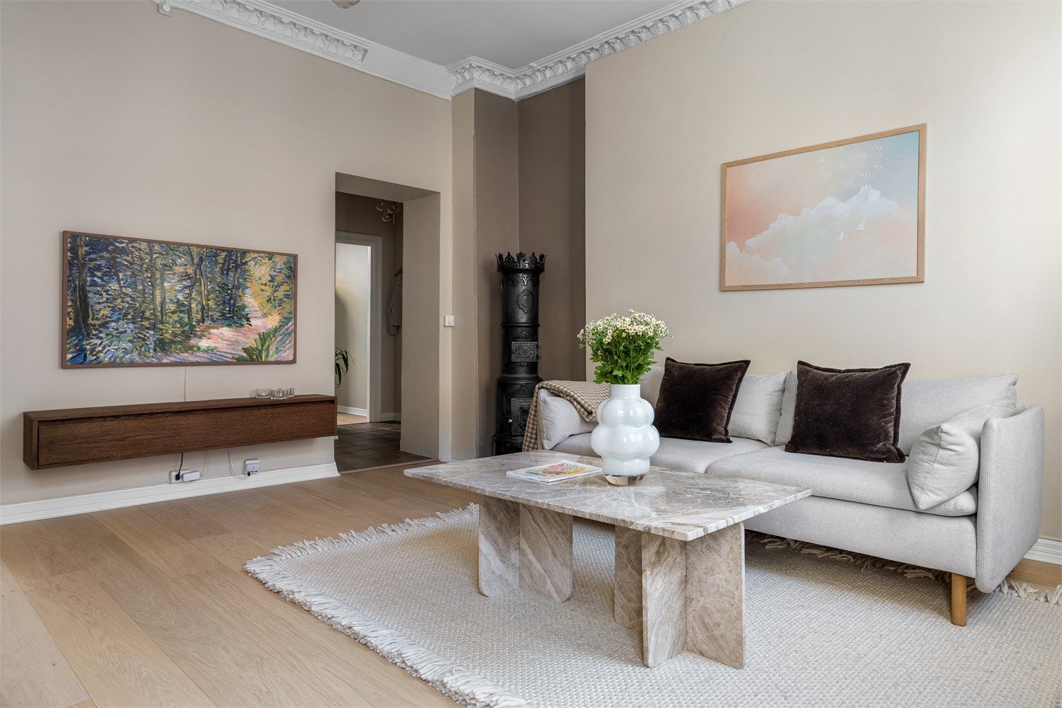  Leiligheten byr på en lys og luftig atmosfære med ca. 3 meter takhøyde, stukkatur, rosett og vedovn i stuen. 