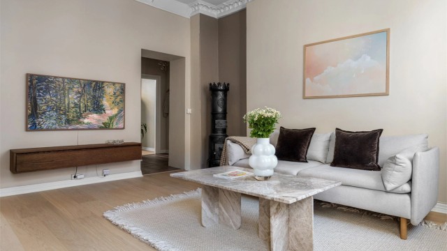 Leiligheten byr på en lys og luftig atmosfære med ca. 3 meter takhøyde, stukkatur, rosett og vedovn i stuen.