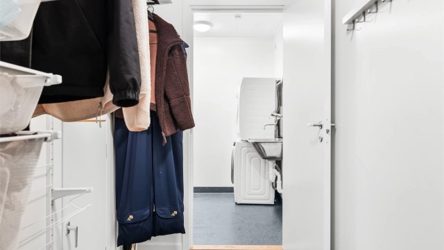 Fra garderoben i underetasjen er det inngang til et separat vaskerom og en praktisk bod innerst i garasjen.