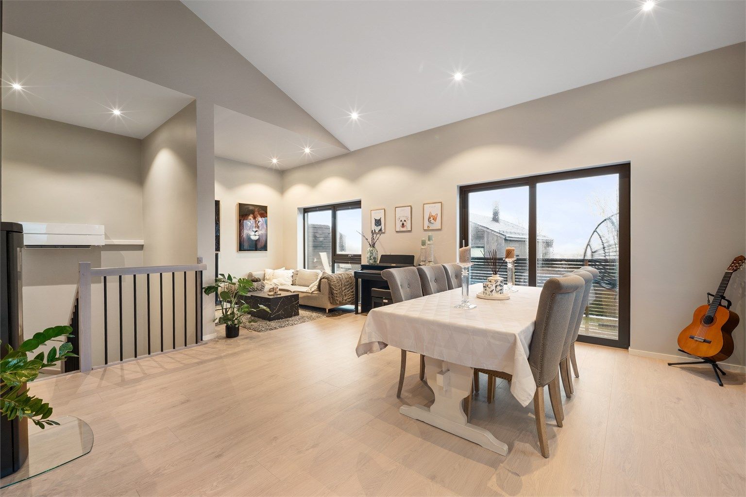 Første etasje er nærmest en eneste stor sosial sone bestående av stuen og kjøkkenet. Himlingen er på det meste nesten 4,5 meter høy.