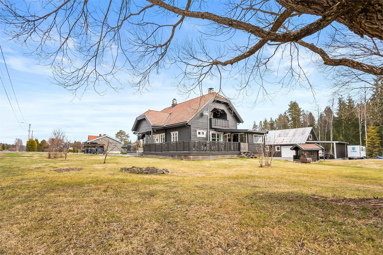 Eiendommen ligger flott til på en romslig tomt på ca. 4 863 kvm, med gode utearealer og landlige omgivelser.