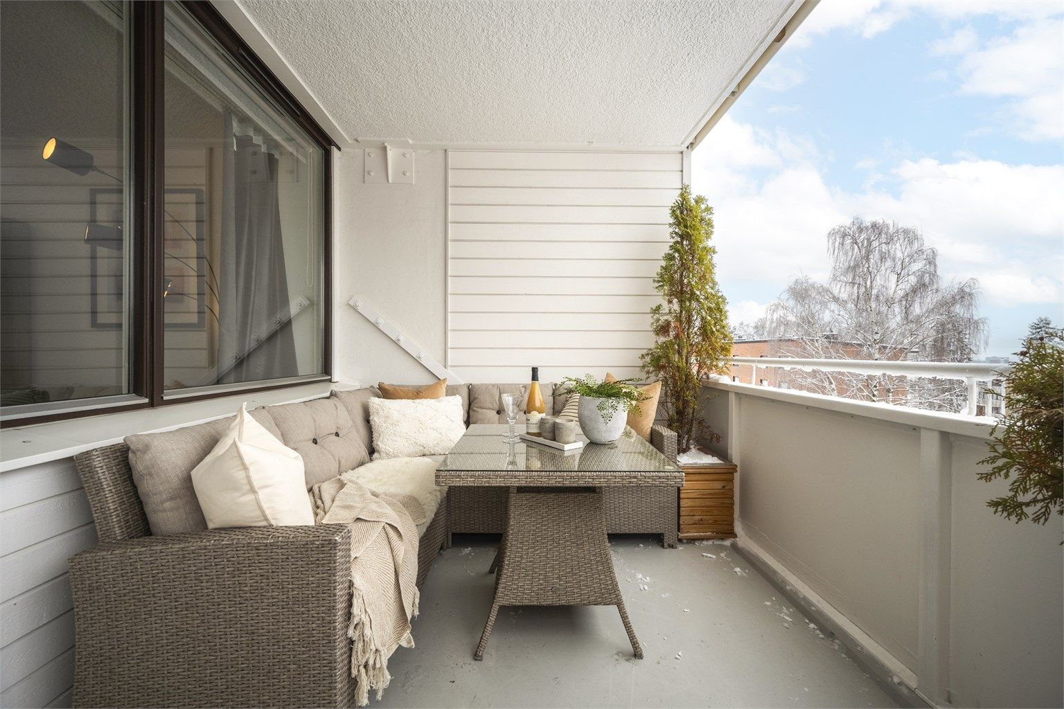 Denne vender nordvest, og slipper inn sol fra 14-15 timer om sommeren.