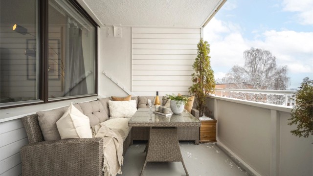 Denne vender nordvest, og slipper inn sol fra 14-15 timer om sommeren.