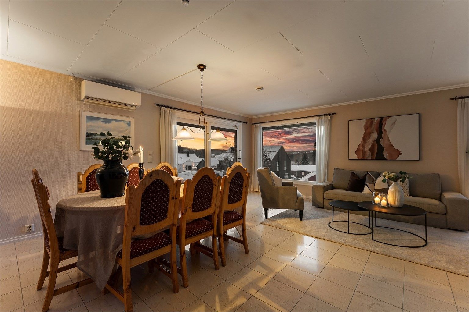 Boligen har oppvarming med både elektrisitet, varmepumpe og vedfyring.