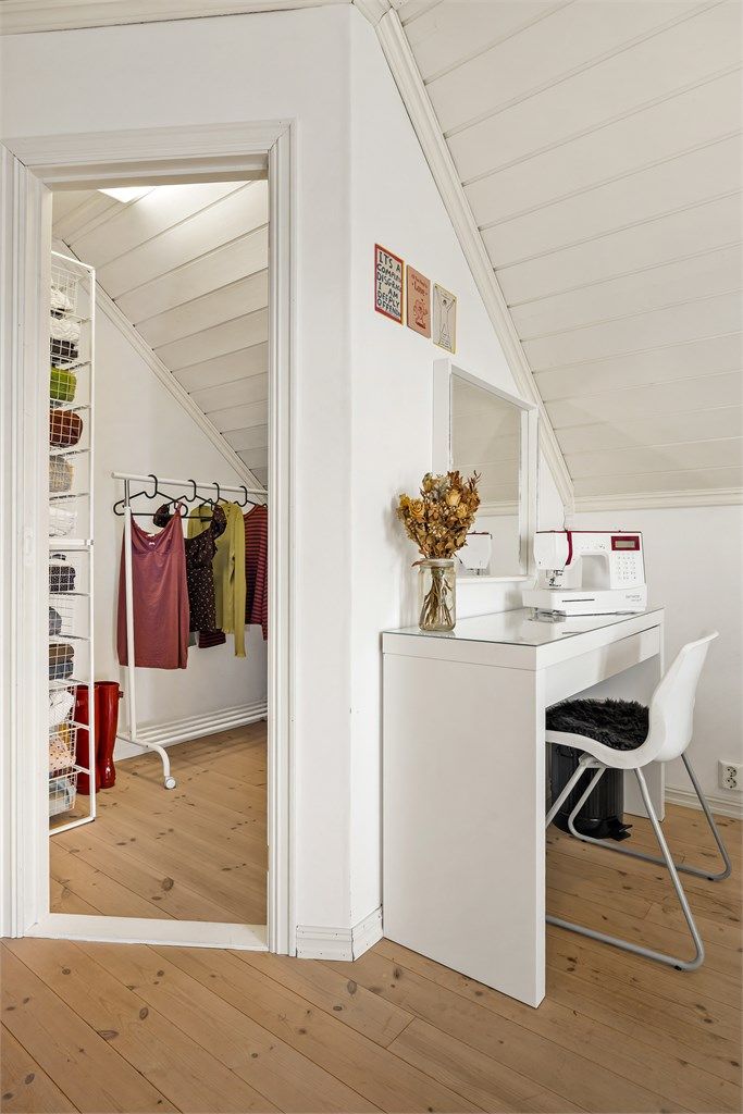 I tilknytning til soverommene er det to praktiske garderoberom som gir rikelig med oppbevaringsplass.