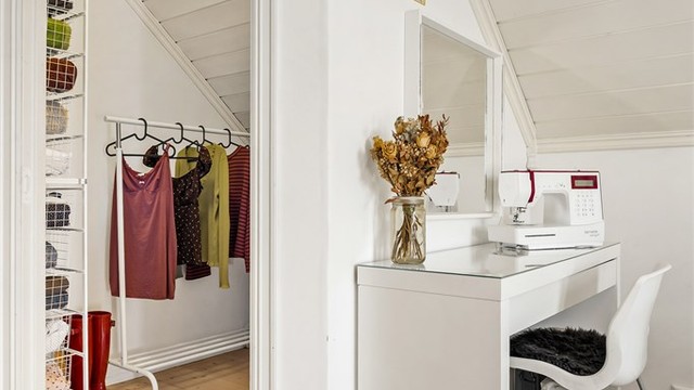 I tilknytning til soverommene er det to praktiske garderoberom som gir rikelig med oppbevaringsplass.