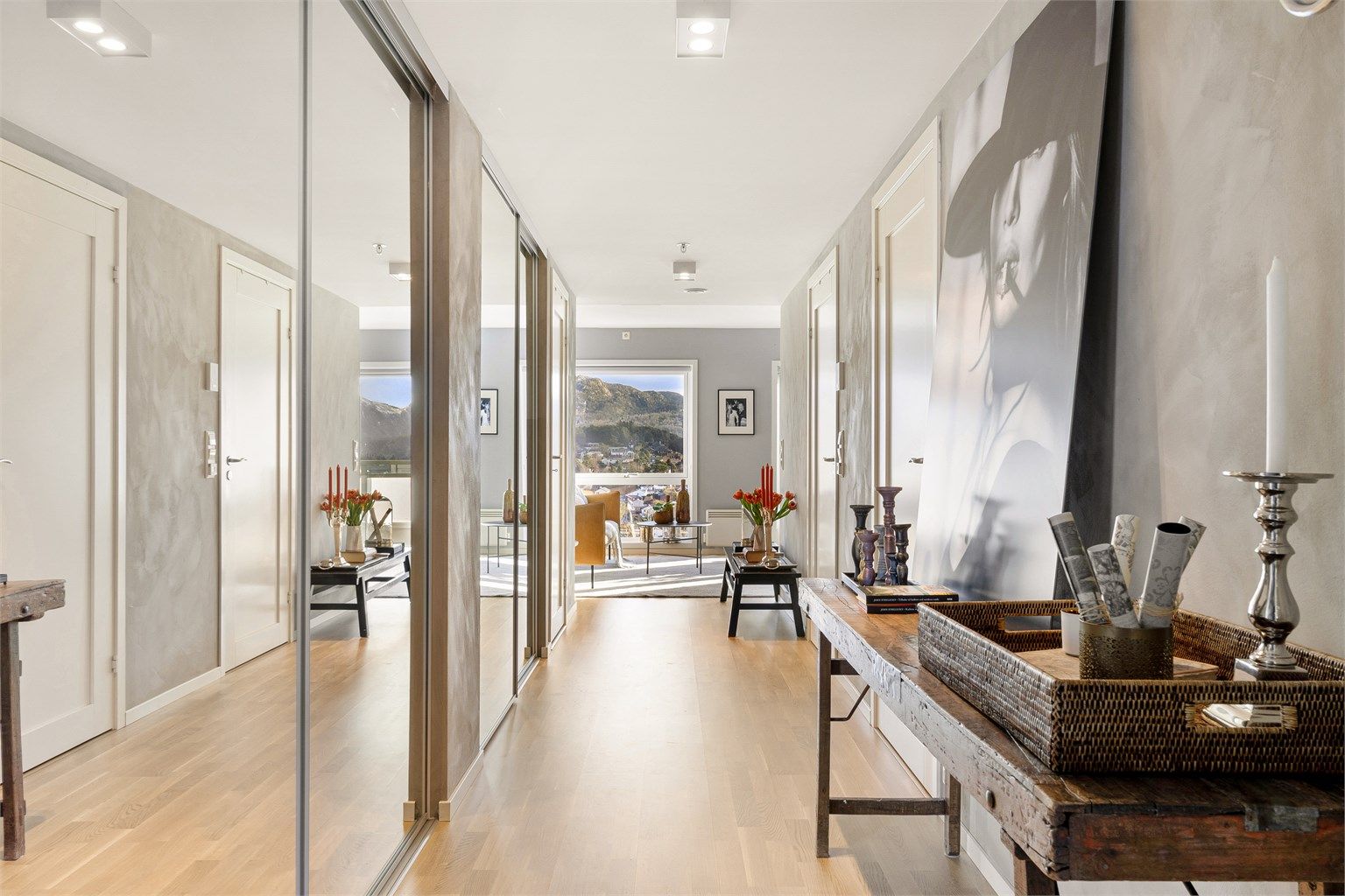  Entre/gang gir et godt førsteinntrykk av leiligheten og har en stor praktisk skyvedørsgarderobe samt bod med gode oppbevaringsmuligheter. 